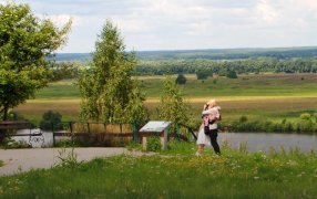 Музей-заповедник им. Есенина в Константиново. Сюда приезжают любоваться на пейзаж, а еще - обниматься / Фото: Александра Белуза