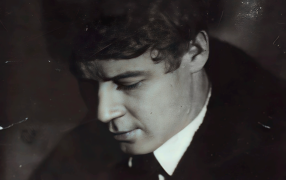 10 взлетов Сергея Есенина. Фотограф Моисей Наппельбаум, 1925 год