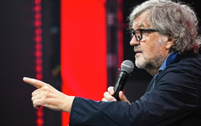 Режиссер Эмир Кустурица во время обсуждения темы 'Россия, Москва и мировой кинематограф' на Московской международной неделе кино в кинотеатре 'Художественный'. /  Владимир Астапкович/РИА Новости Режиссер Эмир Кустурица во время обсуждения темы 'Россия, Москва и мировой кинематограф' на Московской международной неделе кино в кинотеатре 'Художественный'. /  Владимир Астапкович/РИА Новости