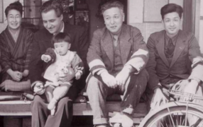 Константин Симонов в гостях у театрального режиссера Ёси Хидзиката. Его сын Кэйта был переводчиком у советских писателей. Токио, 1945 год / Из личного архива Константин Симонов в гостях у театрального режиссера Ёси Хидзиката. Его сын Кэйта был переводчиком у советских писателей. Токио, 1945 год / Из личного архива