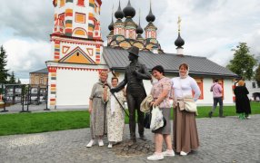 Памятник актеру Георгию Вицину в роли Михаила Бальзаминова из фильма 'Женитьба Бальзаминова' в Суздале / Екатерина Чеснокова, РИА Новости