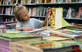  Мальчик рассматривает детскую книгу в Московском доме книги. Екатерина Чеснокова/РИА Новости