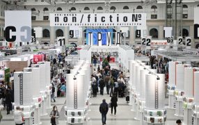 Посетители на международной ярмарке интеллектуальной литературы 'non/fictioN весна' в московском Гостином дворе. /  Кирилл Зыков/РИА Новости