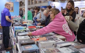 В Гостином дворе открылась ярмарка non/fiсtio№27. Фото: Александр Корольков