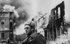 Василий Гроссман в Германии. 1945 год / Fine Art Images / Heritage Images / Getty Images Василий Гроссман в Германии. 1945 год / Fine Art Images / Heritage Images / Getty Images
