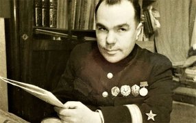 Бригадный комиссар В. В. Вишневский. Фото С. Струнникова, 1942 г. / Wikipedia Бригадный комиссар В. В. Вишневский. Фото С. Струнникова, 1942 г. / Wikipedia