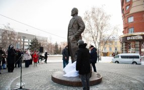 Памятник установили на пересечении проспекта Ленина и улицы Партизанской / Фото Сергея Зюзина Памятник установили на пересечении проспекта Ленина и улицы Партизанской / Фото Сергея Зюзина