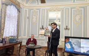 Аркадий Елфимов (слева) и Иван Лукьянов с презентуемой книгой в руках