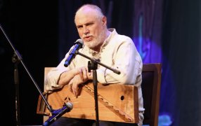  Музыкант, композитор Сергей Старостин на выставке-форуме 'Россия' с концертом   'Традиционные песни и наигрыши европейской части России' / Анатолий Медведь / РИА Новости