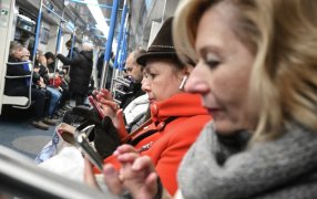 Социальные медиа вытеснили художественную литературу / Илья Питалев / РИА Новости