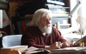 Николай Устинов за рабочим столом. Фото Аси Шеваровой.