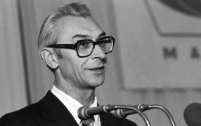 'Звезда по имени Костомаров'. В 70 странах покажут фильм о легендарном русисте
/ О. Иванов / РИА Новости
'Звезда по имени Костомаров'. В 70 странах покажут фильм о легендарном русисте
/ О. Иванов / РИА Новости