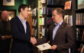 Сергей Шаргунов (слева) и Владимир Мединский. На заднем плане - Егор Холмогоров / Фото: https://t.me/sprf_ru