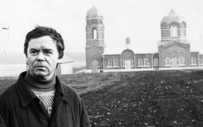 В.Г. Распутин вблизи Куликова поля. с. Монастырщино. Из семейного архива Григорьевых. 1978 г. / Фото: https://vgrasputin.ru/portrety