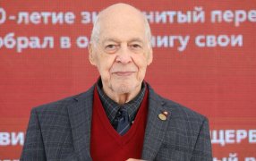 Евгений Солонович представляет книгу 'Детские стихи' на Красной площади в июне 2024 / Сергей Климкин/Wikipedia