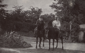 Л.Н. Толстой и М.Л. Толстой оба верхом на лошадях. Толстая С.А.-1903.-Ясная-Поляна / Источник: tolstoymuseum.ru
