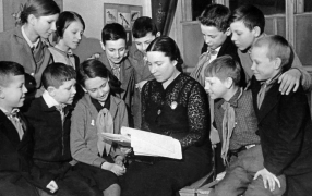 Агния Барто среди юных чтецов Дома детской художественной самодеятельности Ленинградского района Москвы в марте 1940 года.
Википедия
Агния Барто среди юных чтецов Дома детской художественной самодеятельности Ленинградского района Москвы в марте 1940 года.
Википедия
