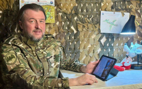 Евгений Федоров работал над сказкой в коротких промежутках между заданиями, а вдохновляли его детские письма. / Елена Мелихова
