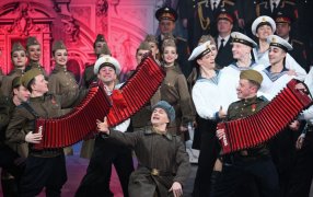 Артисты выступают на юбилейном вечере в честь 95-летия Театра Российской Армии в Москве. / Фото:  Владимир Астапкович/РИА Новости
