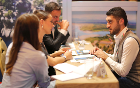 Владимир Пахомов рассказал, как меняется норма обращения на 'вы' и по имени-отчеству / Creative Commons/pixnio.com