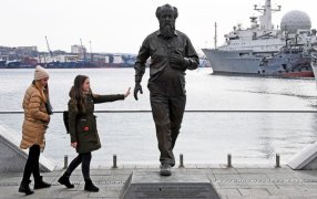 Девушки у памятника Александру Солженицыну на Корабельной набережной Владивостока. /  Виталий Аньков/РИА Новости