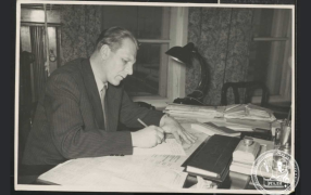 Фотография С.С. Смирнова за рабочим столом. [Конец 1950-х]. РГАЛИ. Ф. 2528 г. Оп. 8.