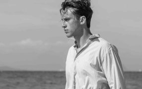 Бенжамен Вуазен в роли Мерсо в экранизации Франсуа Озона «Посторонний» / kinopoisk.ru