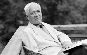 Детский писатель К.И. Чуковский на своей даче в Переделкине. Фото Л. Бергольцева. Московская область. 2 июля 1958 года. Главархив Москвы