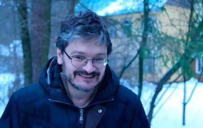 Павел Крючков на фоне Дома-музея К.И. Чуковского в Переделкино. Фото Дмитрия Шеварова