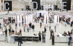 Цены на книги растут, но заядлых книгочеев это не останавливает, и Гостиный двор принимает их всех. Фото: Александр Корольков/РГ Цены на книги растут, но заядлых книгочеев это не останавливает, и Гостиный двор принимает их всех. Фото: Александр Корольков/РГ