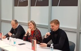 Слева направо: Роман Сенчин, куратор серии 'Во весь голос' Виктория Сафонова, Александр Демченко / ИД 'Городец'