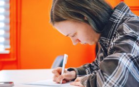 «Как Хлебников и Крученых». Лингвист рассказал о языке эпохи из Тотального диктанта
Фото: Евгения Анфимова 