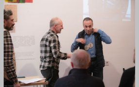 Сергей Адамский получает награду / Степан Киянов/ЕМЪ 