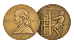 Логотип премии/www.pulitzer.org