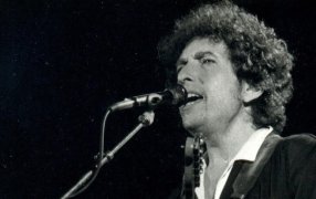 Bob Dylan i 1984 under en koncert i Barcelona. Af Xavier Badosa. CC BY 2.0 / https://lex.dk/Bob_Dylan