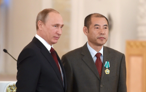 Владимир Путин наградил Орденом Дружбы Лю Вэньфэя за большой вклад в укрепление дружбы и сотрудничества с РФ, Москва, 2015 г. Фото: СПУ