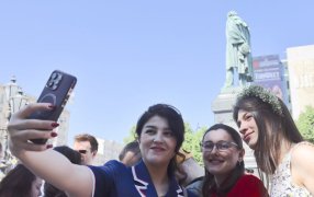 На Пушкинской площади отметили 227-летие Александра Пушкина / Фото: Аркадий Колыбалов/ РГ На Пушкинской площади отметили 227-летие Александра Пушкина / Фото: Аркадий Колыбалов/ РГ