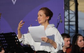 Известные актеры Виктория Исакова и Александр Олешко читали на Главной сцене произведения литературных юбиляров этого года — Михаила Салтыкова-Щедрина и Евгения Шварца / Сергей Куксин Известные актеры Виктория Исакова и Александр Олешко читали на Главной сцене произведения литературных юбиляров этого года — Михаила Салтыкова-Щедрина и Евгения Шварца / Сергей Куксин