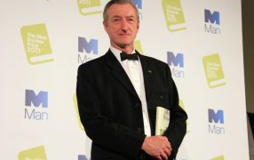  Джулиан Барнс позирует фотографам на церемонии вручения Букеровской премии за 2011 год. Барнс стал обладателем одной из самых престижных премий в англоязычной литературе за роман 'Ощущение конца' (The Sense of an Ending) / Елена Пахомова/РИА Новости