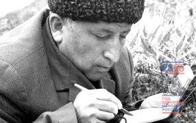 «Долететь бы мне только до вас». Расул Гамзатов
 / Расул Гамзатов. Дагестанская АССР, 1967 год. Фотография: Рудольф Дик / ТАСС