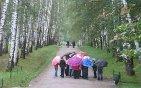 Дети на аллее в Ясной Поляне. Фото Д.Шеварова Дети на аллее в Ясной Поляне. Фото Д.Шеварова