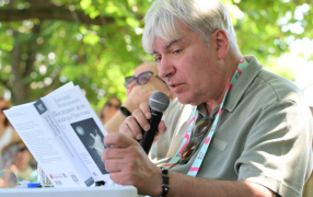 Евгений Водолазкин: Я пытаюсь писать на чистом чувстве, на чистой энергии. Потом, естественно, смотрю на это как филолог. / Никита Пауков
