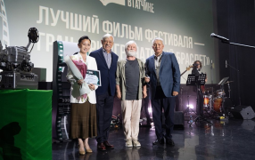 Создатели фильма 'На краю света', снятого по мотивам одноимённого рассказа Николая Лескова и получившего Гран-при 'Гранатовый браслет', с президентом фестиваля Владимиром Грамматиковым / Предоставлено пресс-службой кинофестиваля
