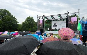 Никакие погодные капризы не могли испортить светлый праздник в Тарханах / Арсений Бабенков/РГ