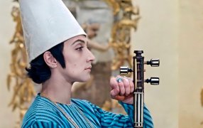 Кадр из фильма «Цвет граната» («Саят Нова») Сергея Параджанова, 1968 г. В роли поэта - Софико Чиаурели / parajanov.com Кадр из фильма «Цвет граната» («Саят Нова») Сергея Параджанова, 1968 г. В роли поэта - Софико Чиаурели / parajanov.com