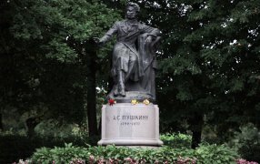 Памятник А. С. Пушкину работы Е. Ф. Белашовой на Пушкинских Горах у Свято-Успенского Святогорского монастыря  / Фото: Владимир Астапкович/РИА Новости
