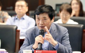 Cao Wenxuan speaks at the seminar / newsen.pku.edu.cn