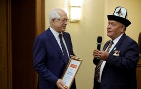 В Москве состоялось вручение наград лауреатам XXVI Международного Пушкинского конкурса. Масштабный проект объединил лучших учителей-русистов со всего мира/Павел Негоица награждает учителя из Киргизии Абдумуталипжана Нажмиддинова/ Роман Наумов/ РГ