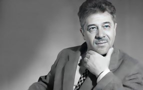 Семён Кирсанов — русский советский поэт, прозаик и журналист, военный корреспондент. По мнению академика Михаила Гаспарова, Кирсанов — создатель рифмованной прозы в русской литературе / vk.ru