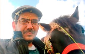 Саня Малей и лошадь. Осень в глазах. / Со страницы Сани Малея в соцсети 'ВКонтакте'